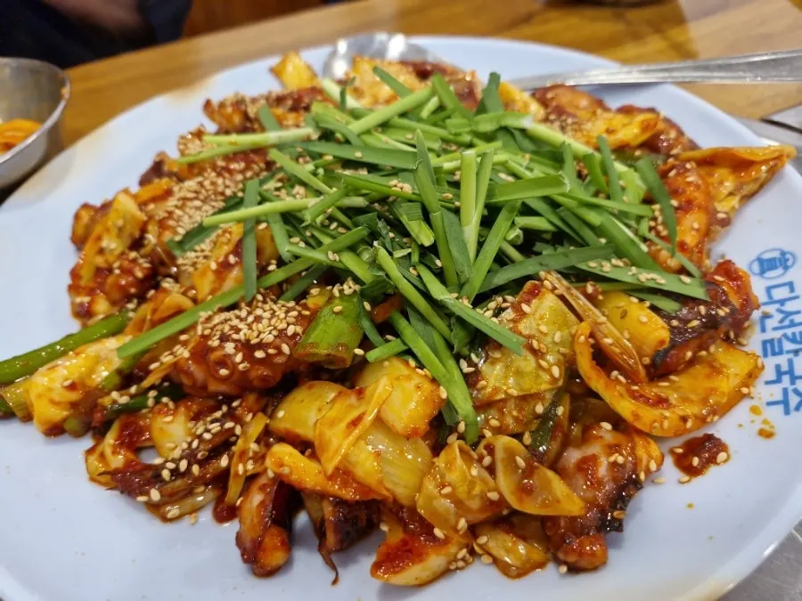 칼국수와 수육이 함께 차려진 한 상