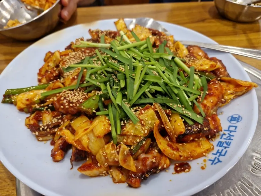 반찬까지 차려진 다선칼국수 상차림