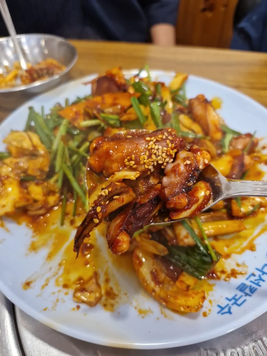 푸짐하게 담긴 낙지 클로즈업