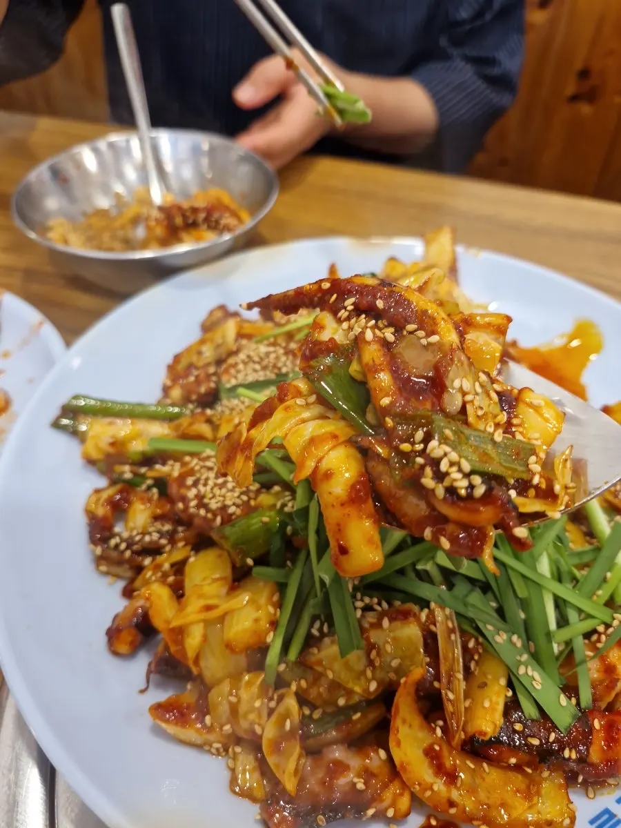 칼국수와 곁들인 반찬 접시