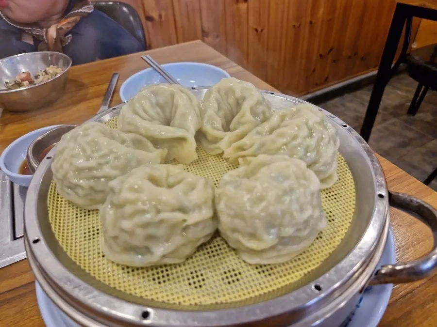 테이블에 차려진 메인과 반찬