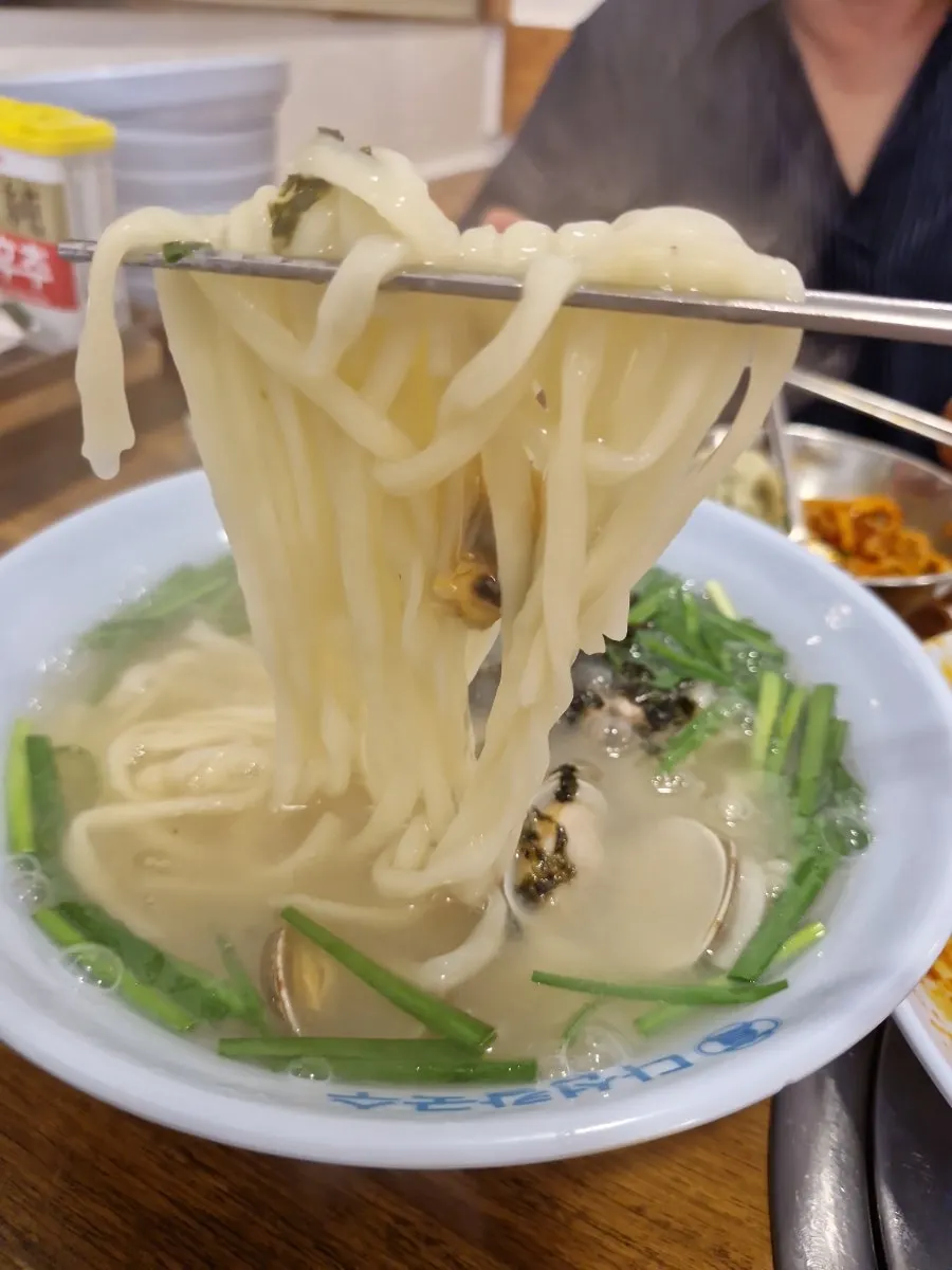 쫄깃한 칼국수 면발을 들어 올린 모습