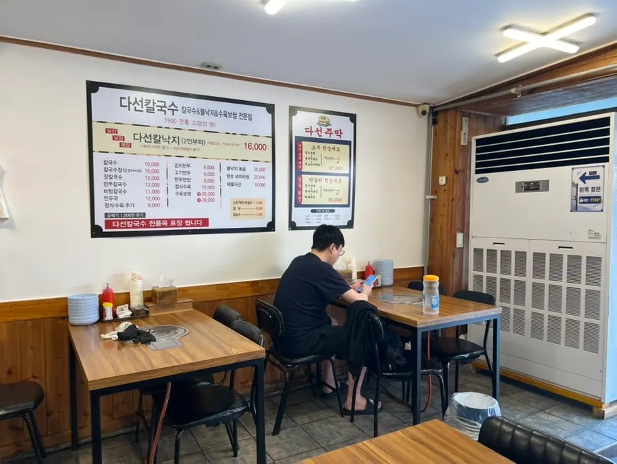 오픈 직후 한산한 매장 테이블