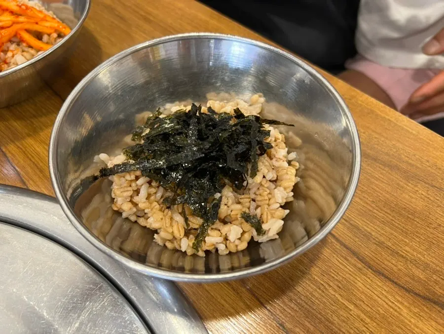 무채를 올린 보리밥 한 그릇