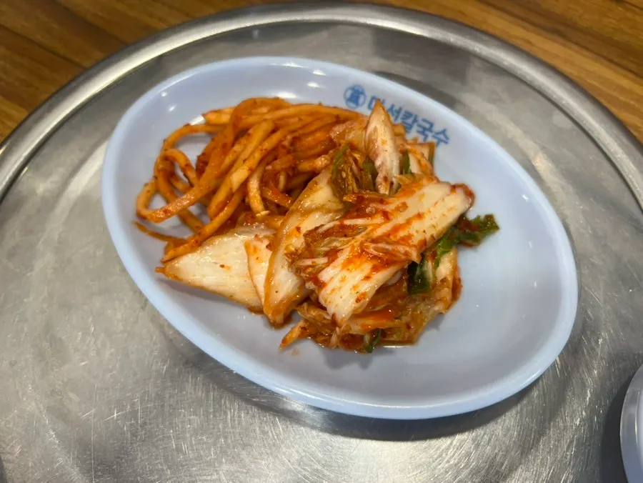 아삭한 김치와 새우젓 밑반찬