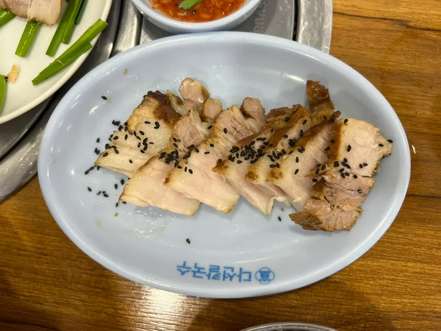 세트에 나오는 수육 일곱 점