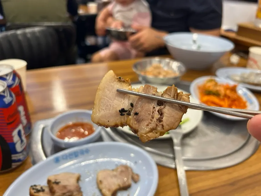 살코기와 지방이 섞인 수육 단면