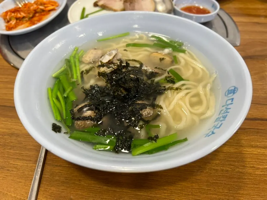 푸짐한 일인분 바지락칼국수