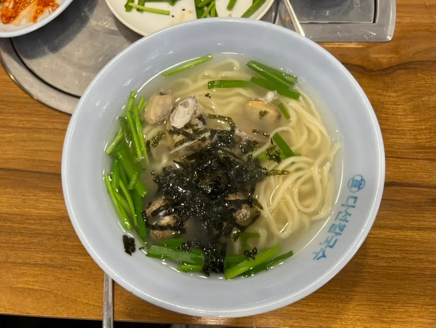 맑은 국물과 탱글한 칼국수 면