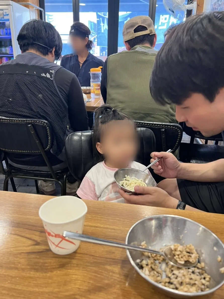 면을 건져 올린 바지락칼국수