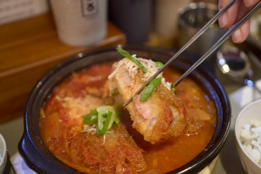 보글보글 끓는 김치치즈나베돈카츠