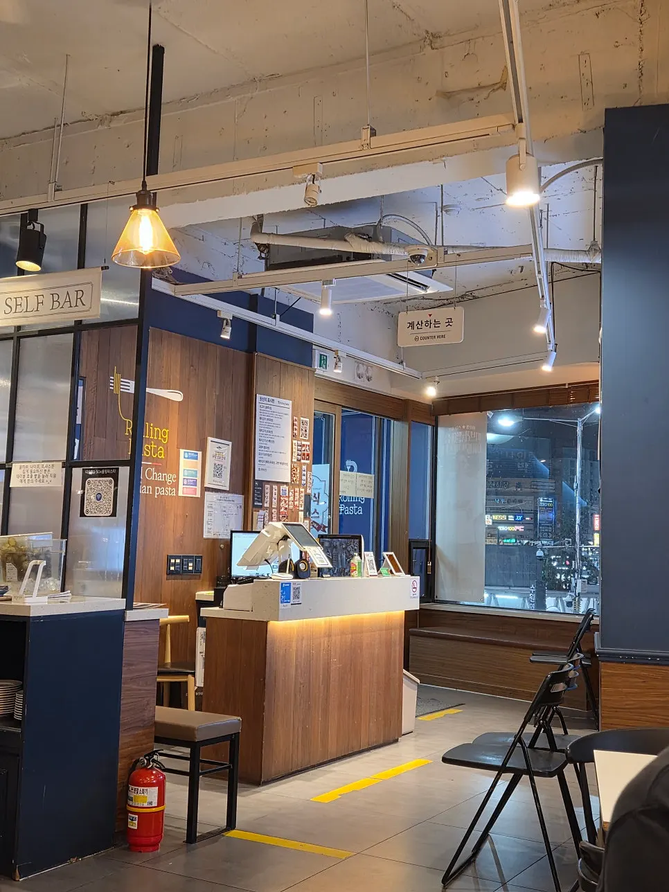 Clean, tidy interior of Rolling Pasta Suwon Station Branch