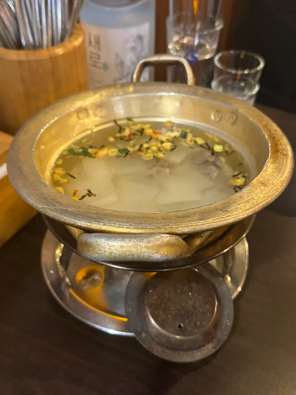 기본으로 나온 탕 한 그릇