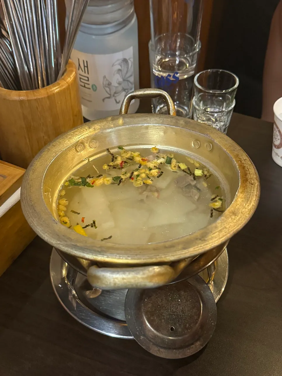 뭉근하게 끓인 기본 탕
