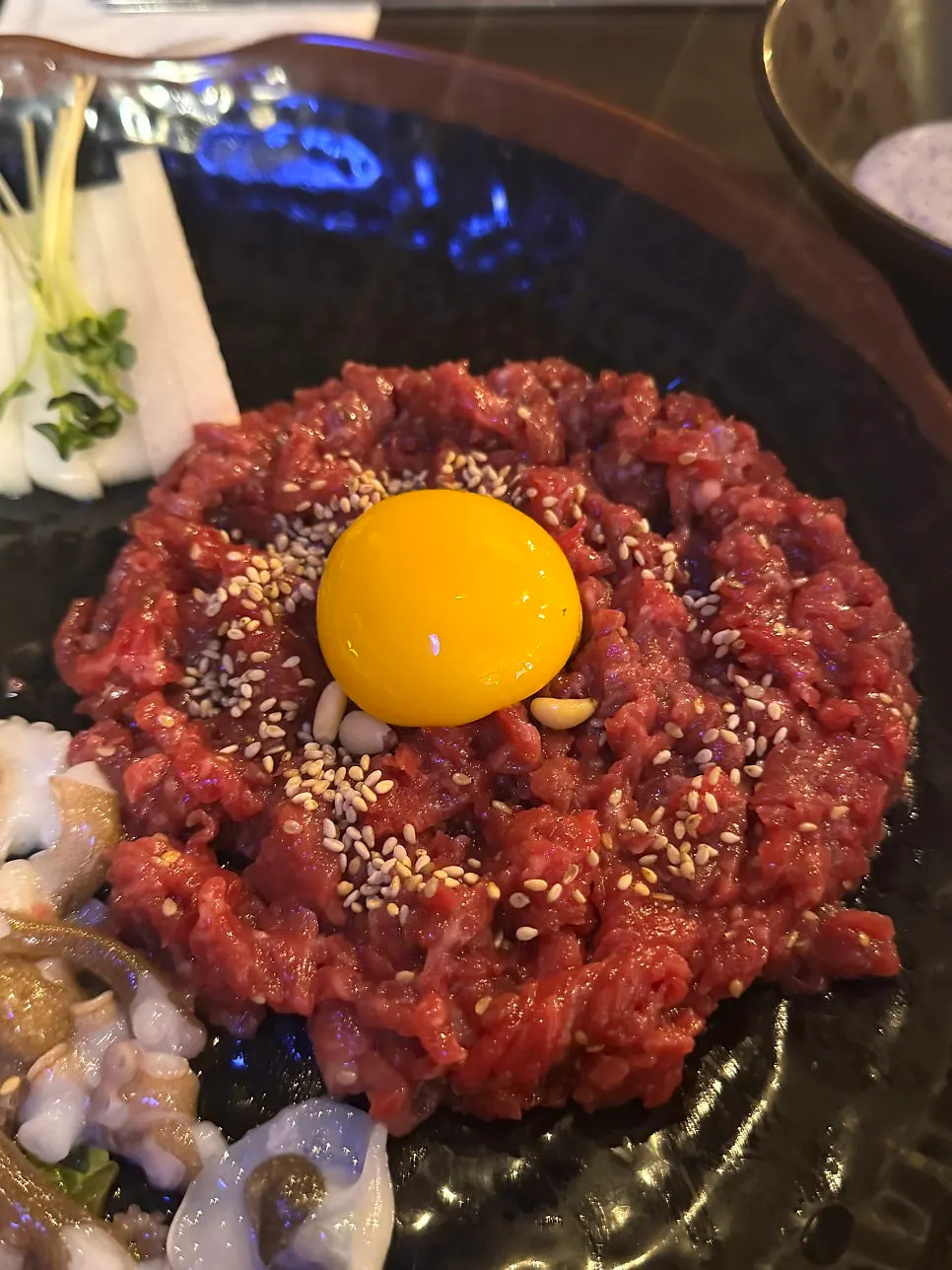 참깨와 잣을 올린 한우 육회