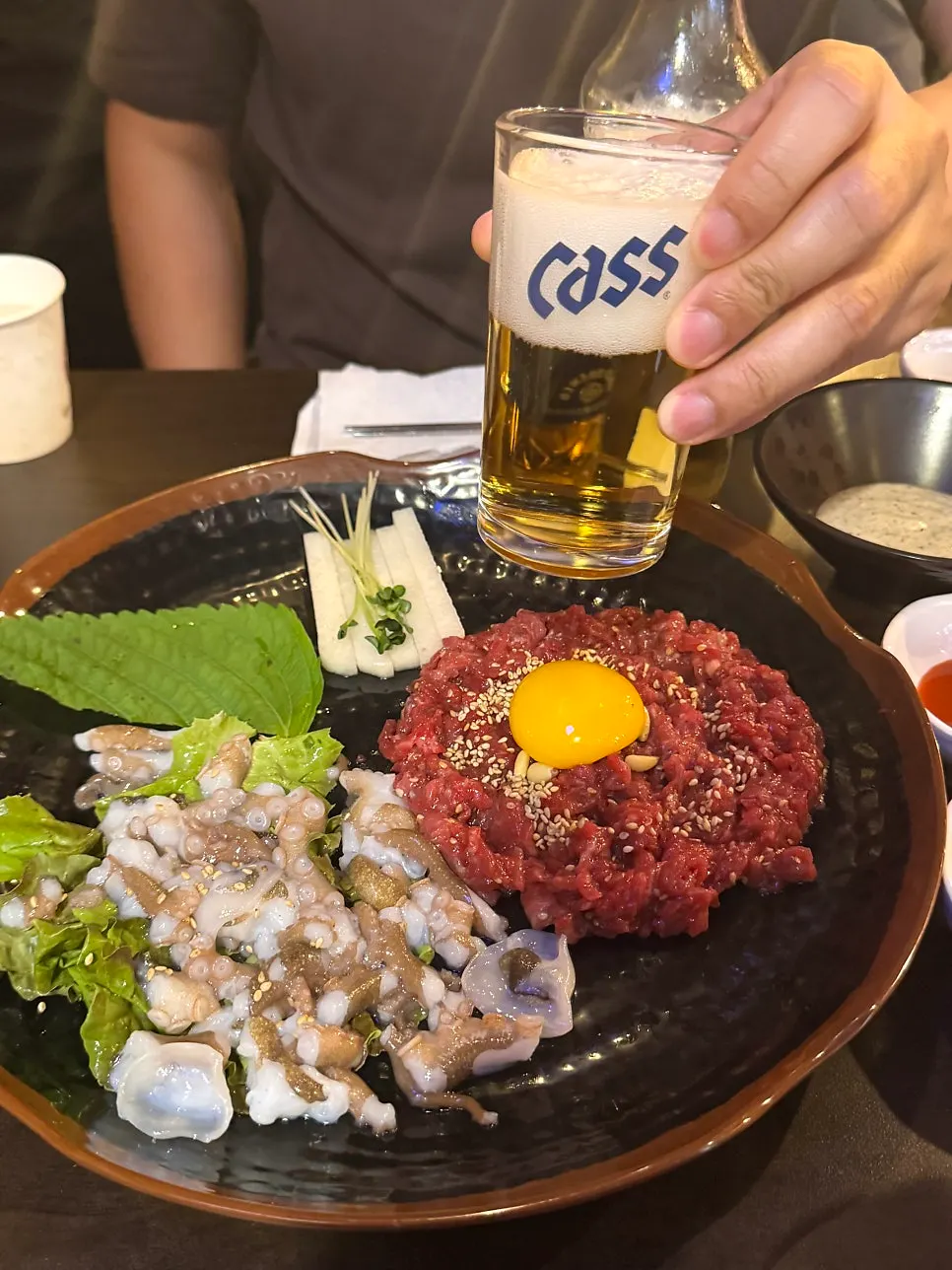육회 안주와 소주 맥주 한 잔