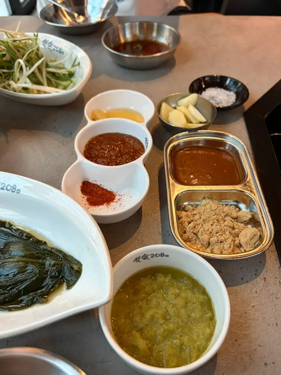 막창 주문 시 함께 나온 막창 소스와 콩가루