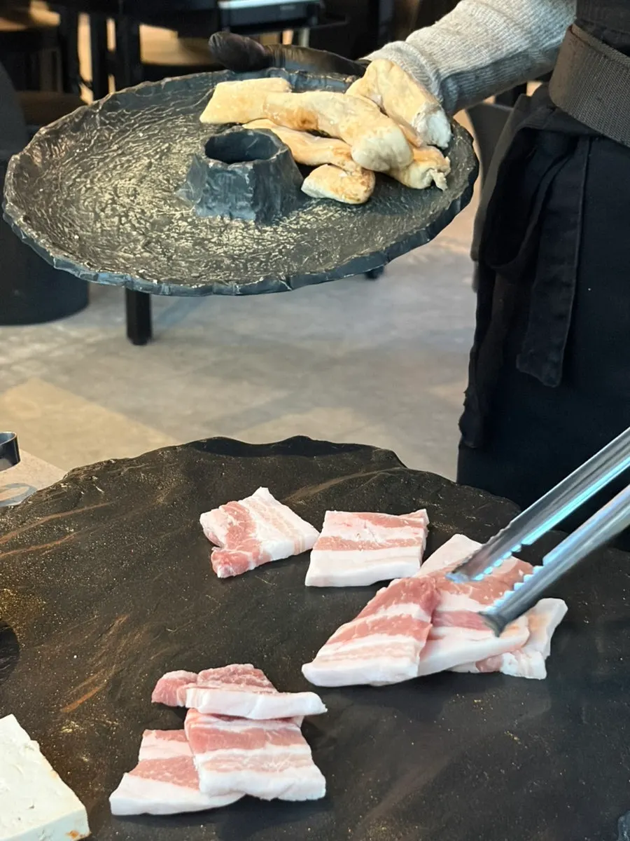 불판에 올라간 삼겹살 1인분과 막창 1인분