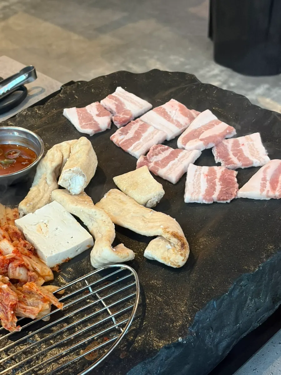 직원이 구워주는 삼겹살과 막창