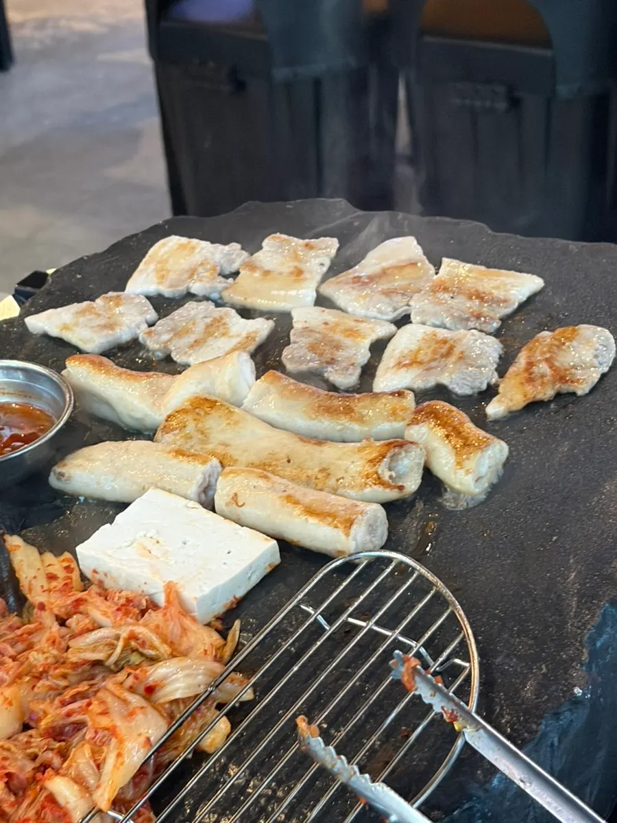 화산 불판 위에서 익어가는 고기