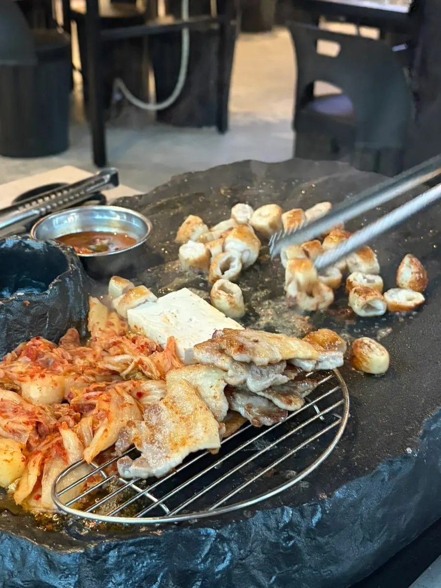 바삭하게 구워진 삼겹살과 기름 빠지는 트레이