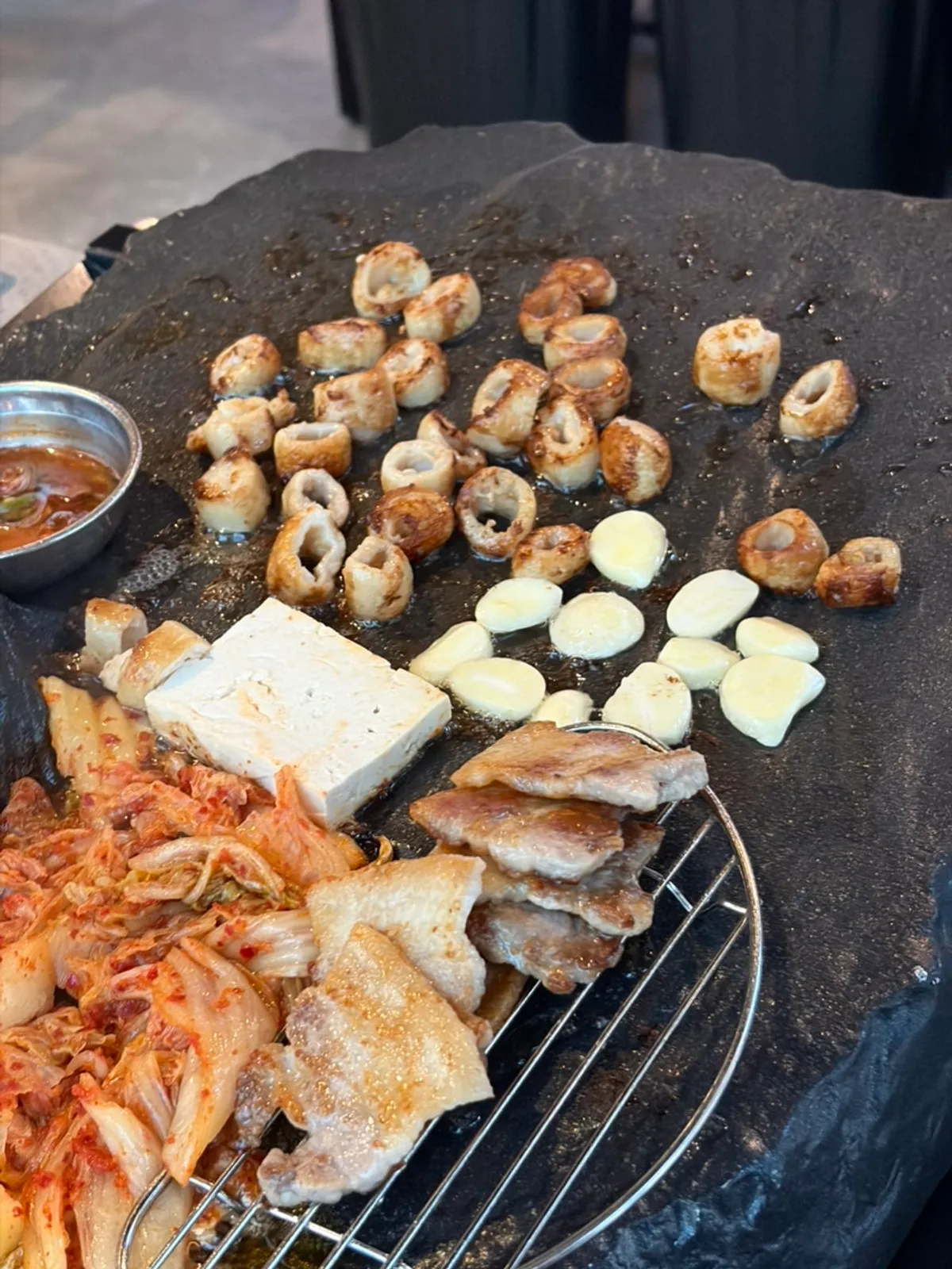 바삭하게 익은 삼겹살 클로즈업