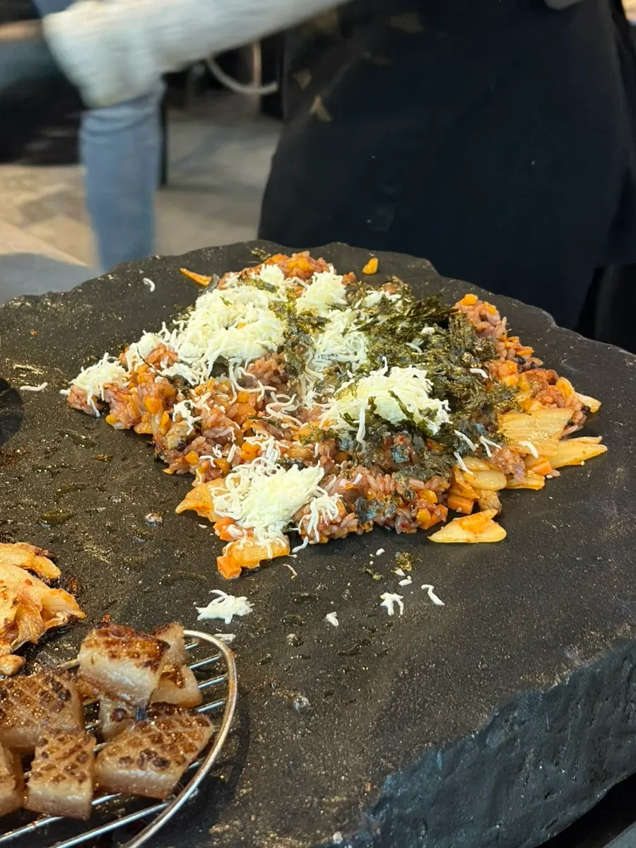 치즈를 올린 눈꽃 김치볶음밥