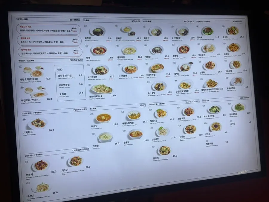 여유 있게 배치된 미림양장 테이블 좌석