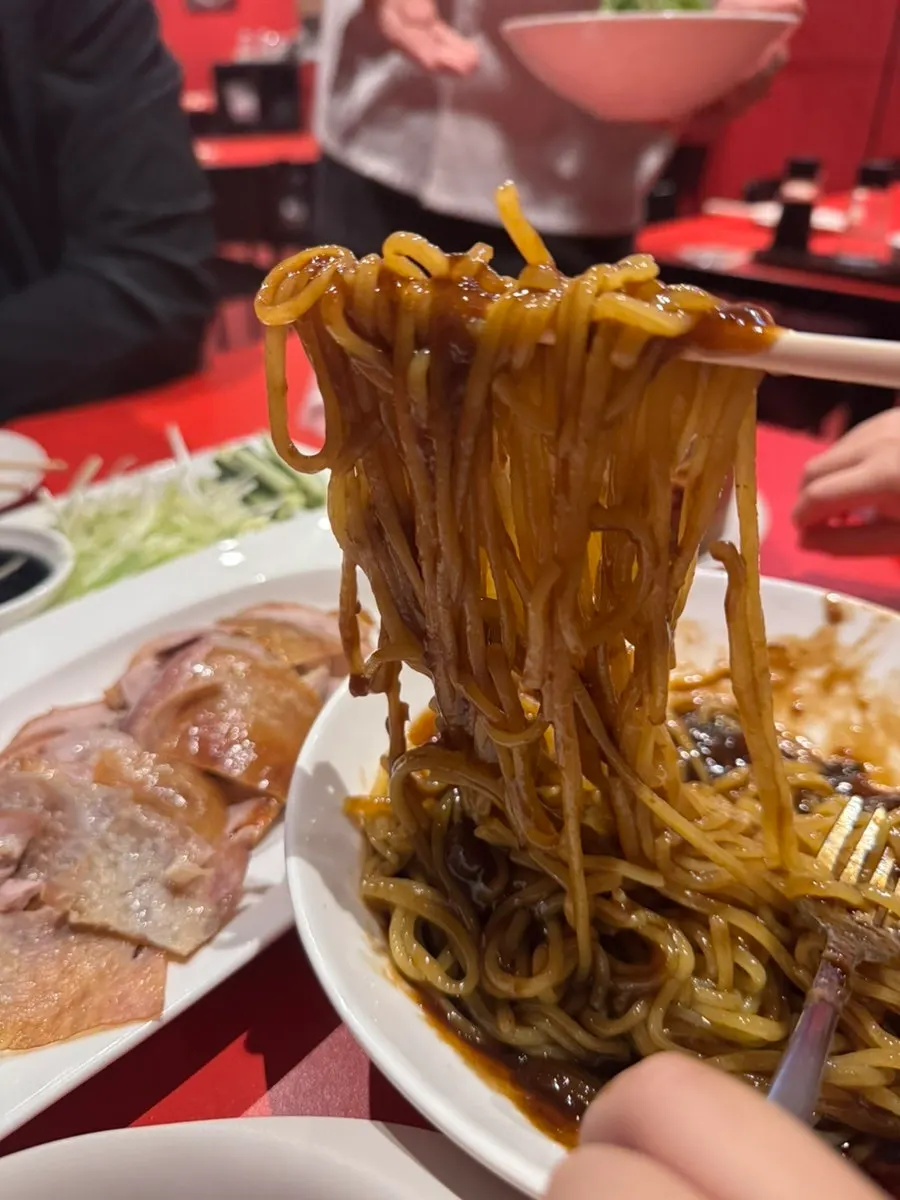 짜장 소스에 비빈 짜장면 면발