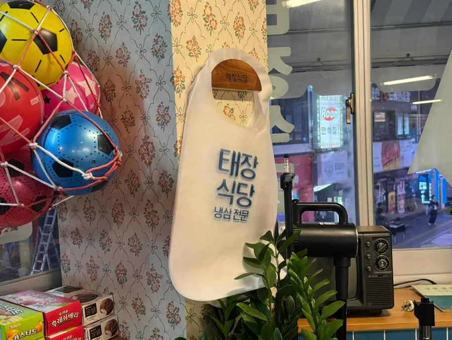 매장 안에 놓인 추억의 오락실 게임기