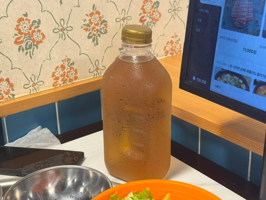 테이블마다 놓인 후추