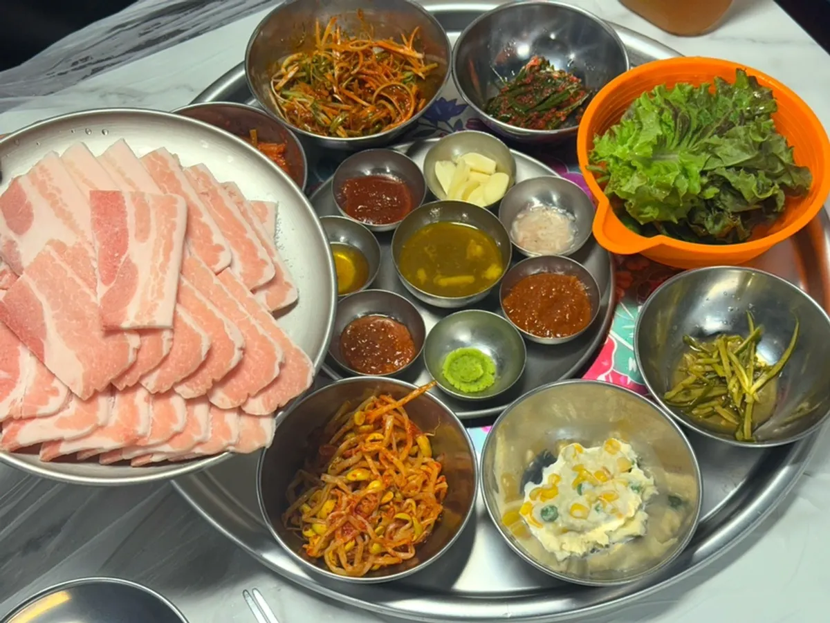 파채와 소스가 함께 깔린 밑반찬 상차림