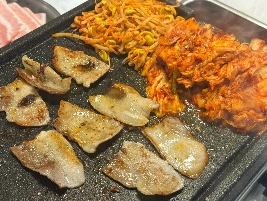 불판에 올린 4mm 냉삼 2인분