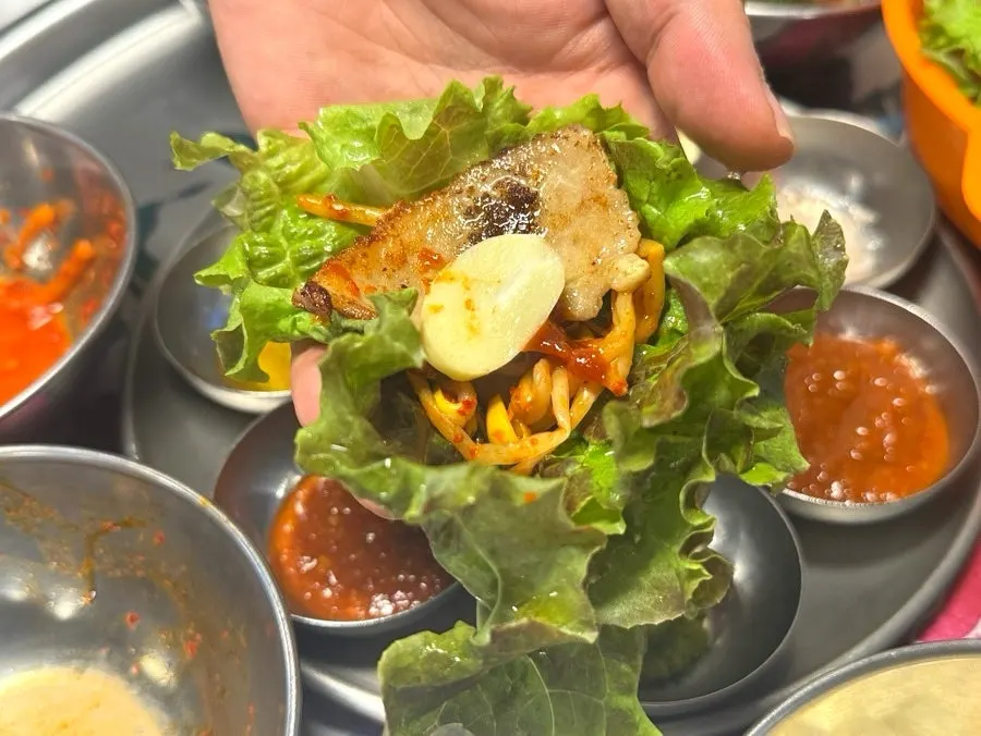 노릇하게 구워진 냉동 삼겹살