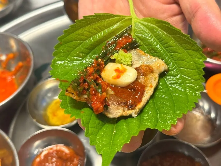 싱싱한 쌈에 올린 삼겹살