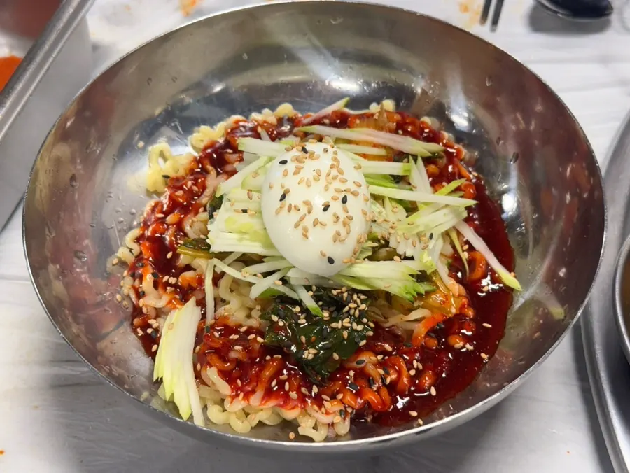 노른자 특제소스에 찍은 삼겹살