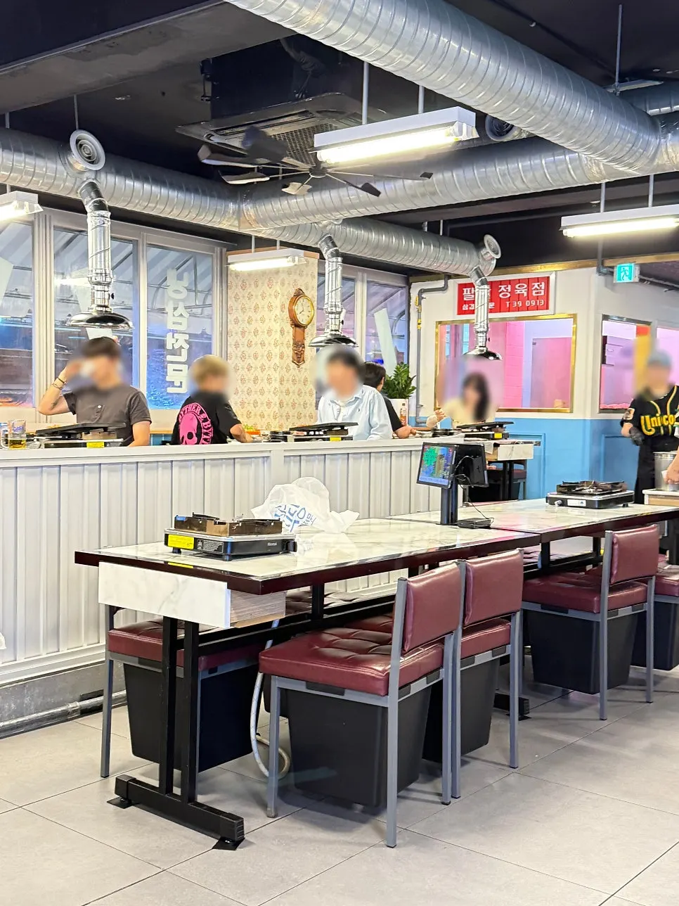 The old-school dining hall atmosphere at Taejang Sikdang