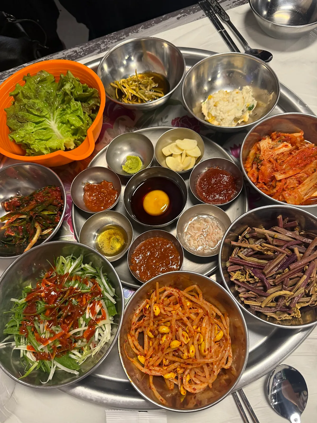 불판 위에서 구워지는 태장식당 냉동삼겹살