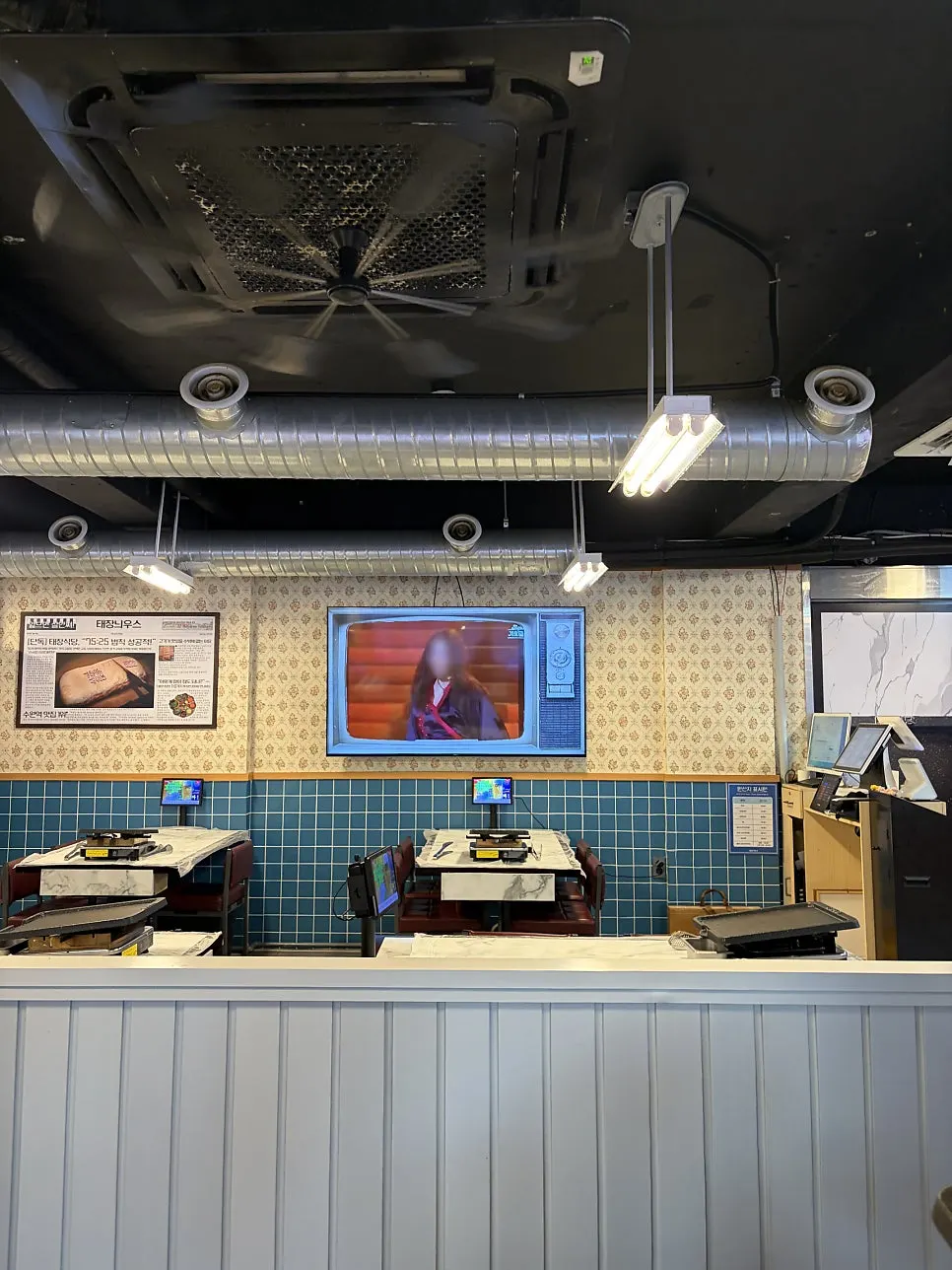 90年代の曲が流れる店内のテレビと座席