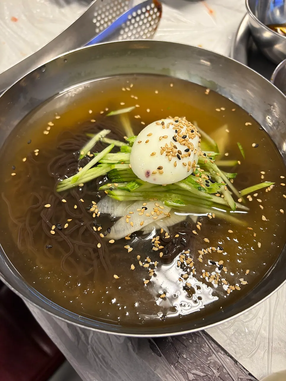 きゅうりと卵が乗った葛冷麺