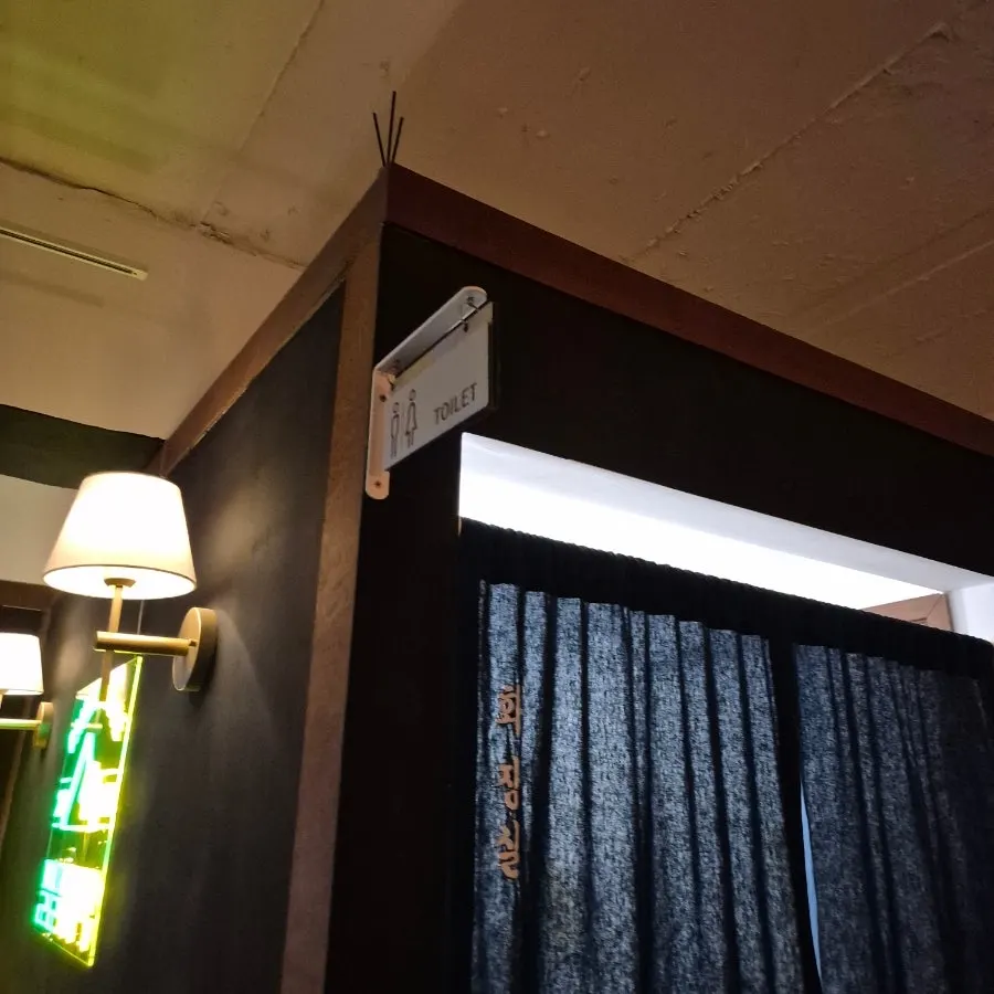 은은한 조명의 팔달주택 실내