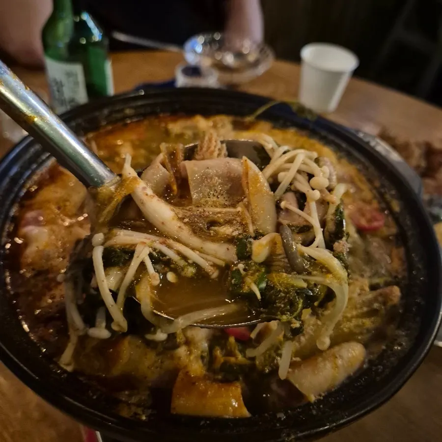 진한 국물의 소곱창전골