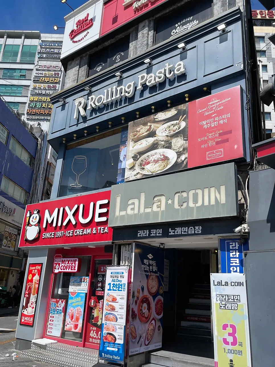 수원역 로데오거리 롤링파스타 입구