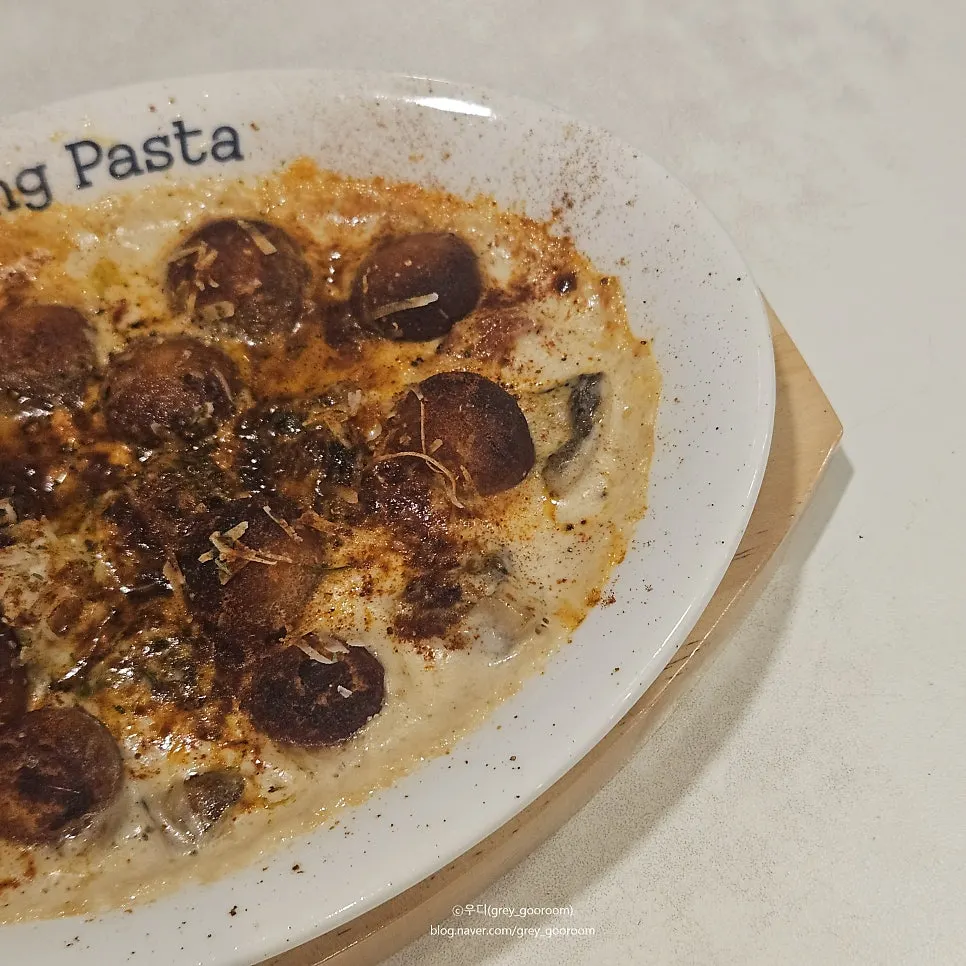 Oven-baked mushroom cream gnocchi