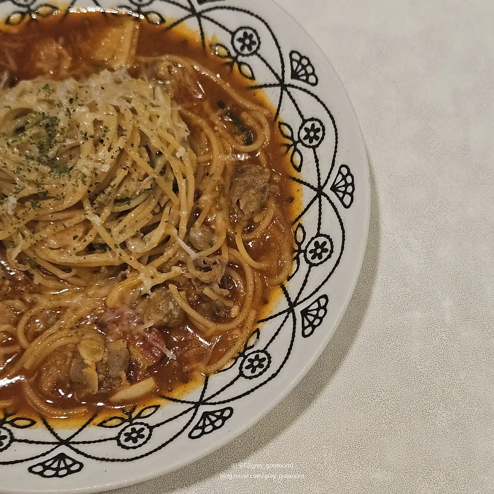 Beef brisket and garlic in the pasta