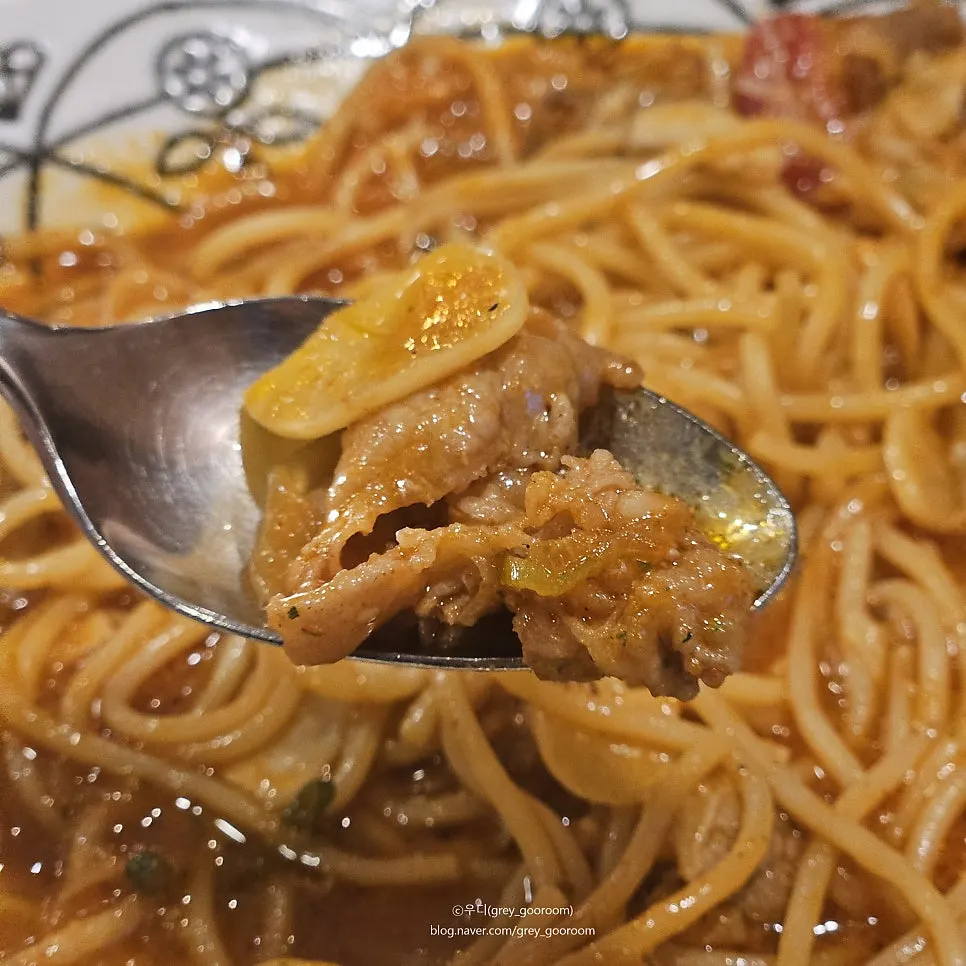 Beef brisket oil pasta with tomato pieces