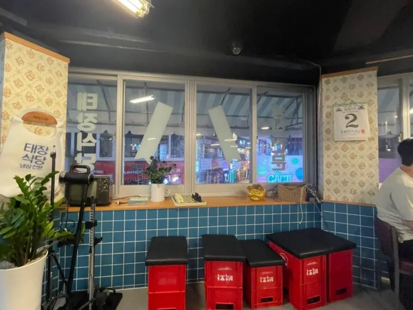 Taejang Sikdang’s ’70s and ’80s retro interior