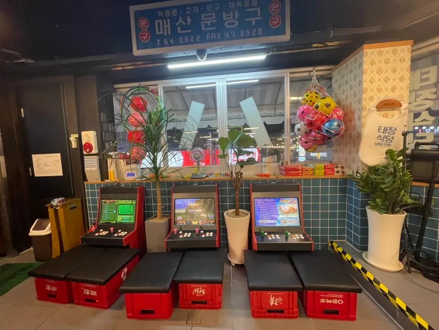 Retro lights and props at Taejang Sikdang