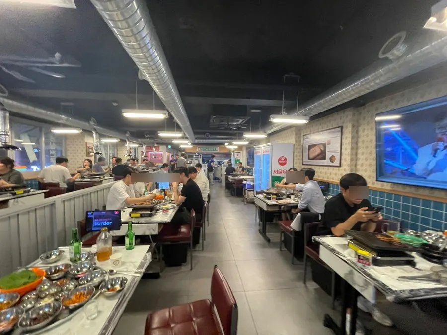 Taejang Sikdang’s interior during dinner time