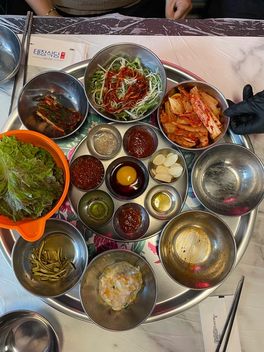 Basic side dishes for frozen pork belly on a silver tray
